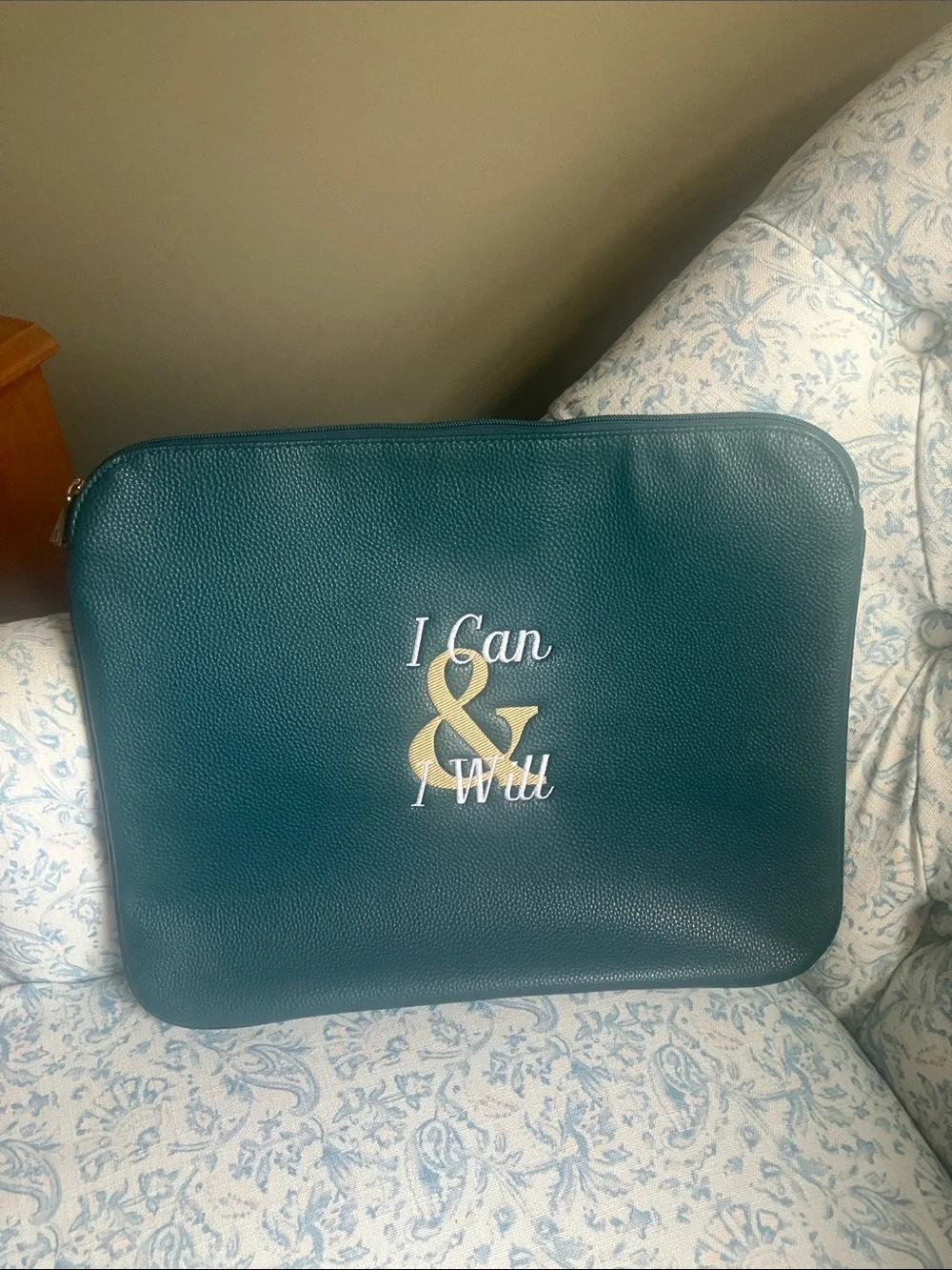 Thirty-one green I Can & I Will Laptop Case Sleeve zippered bag 15” x 12” EUC